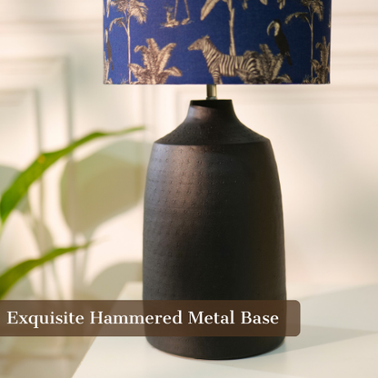 Exquisites Hammered Metal Base