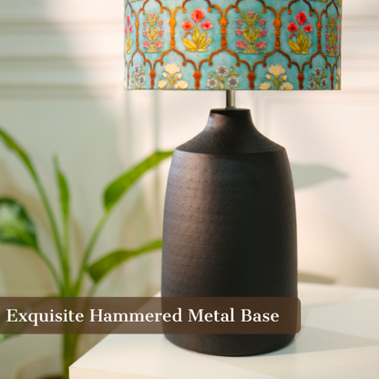 Exquisites Hammered Metal Base